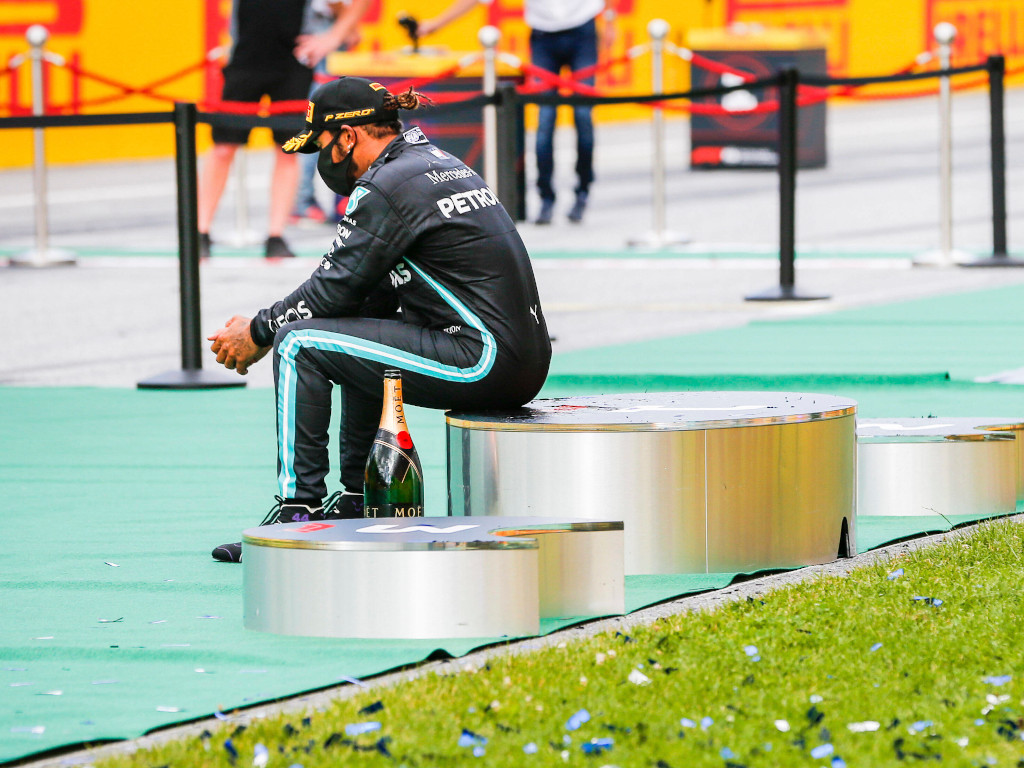 Lewis-Hamilton-podium.jpg